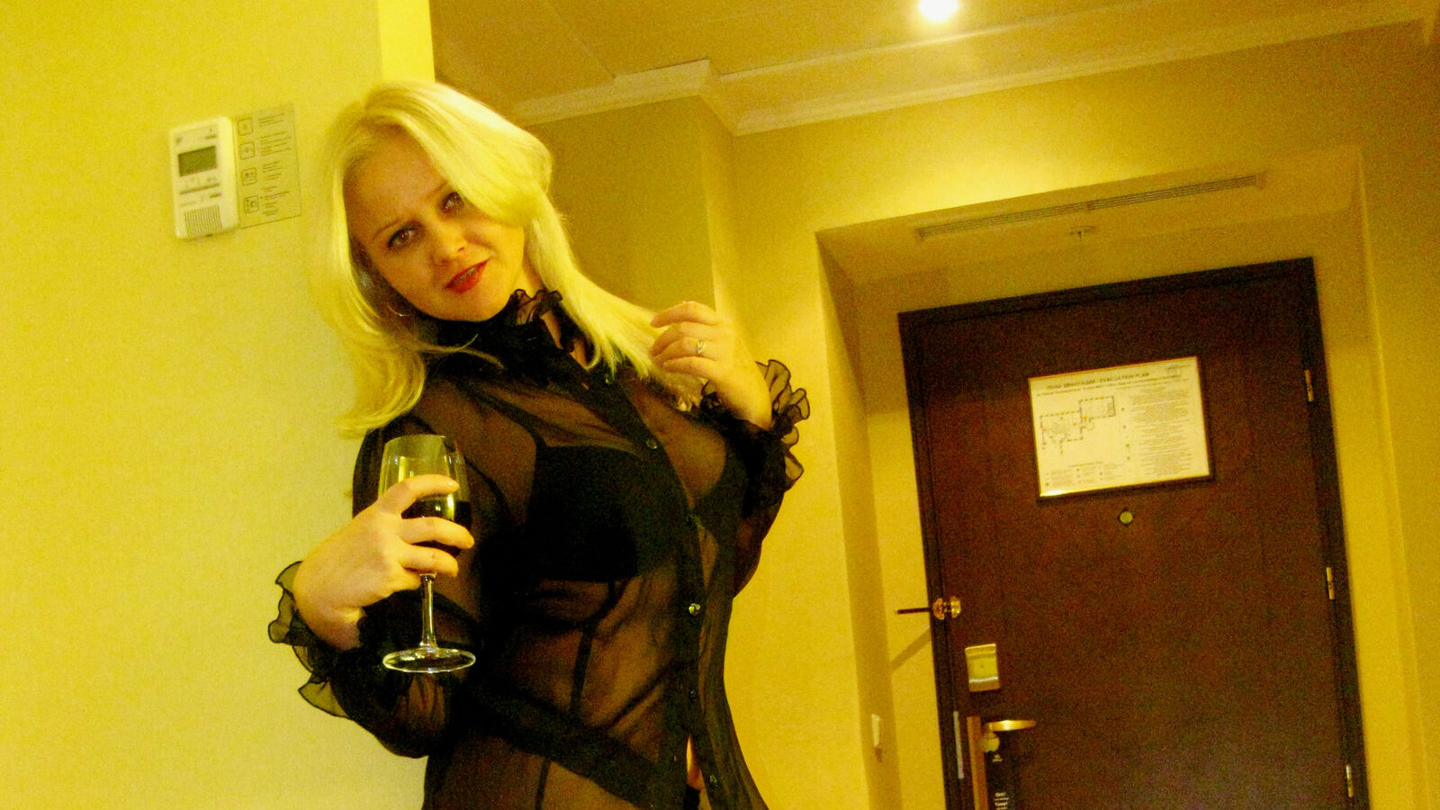 AmandaBrumberg glamour portrait