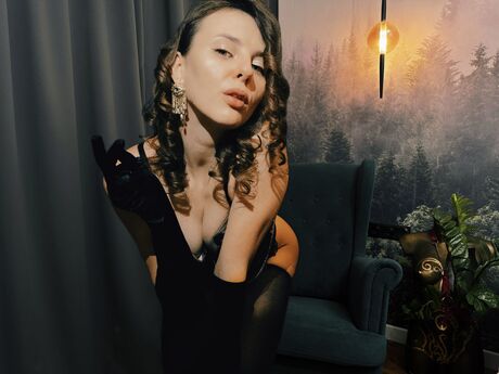 Chat with AlyceCox