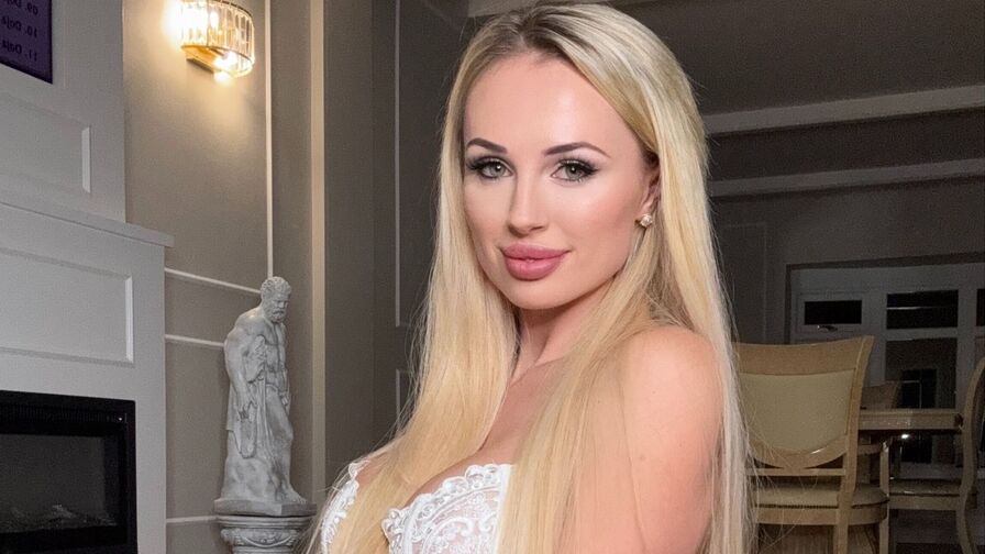 Watch BillyLouisa live on Fleur Mature