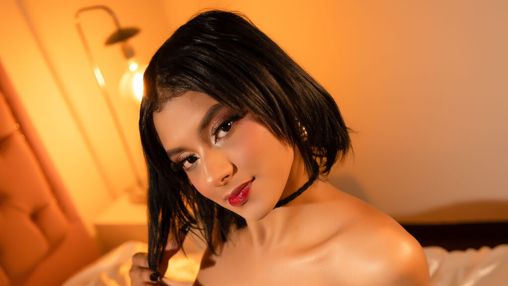 DannaeWins live cam model at LiveJasmin