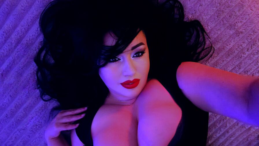 AdiraMaeven live cam model