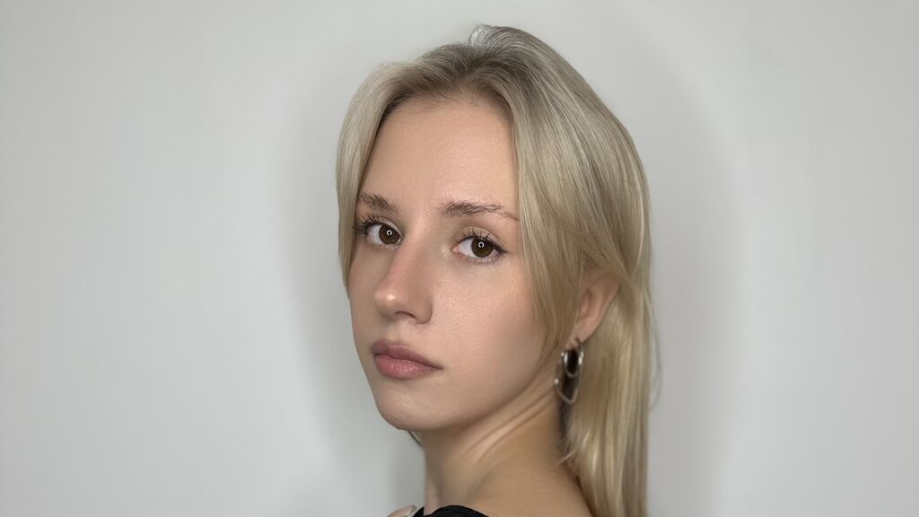 Watch MarlaPankake live on cam at LiveJasmin