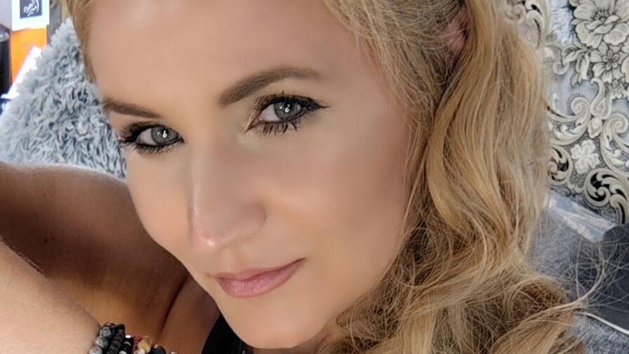 Watch ChristineEve live on Viva VIP Show