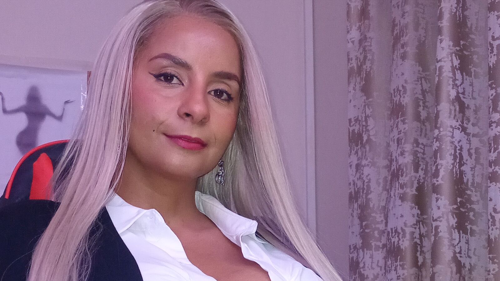LareineCleo erotic portrait