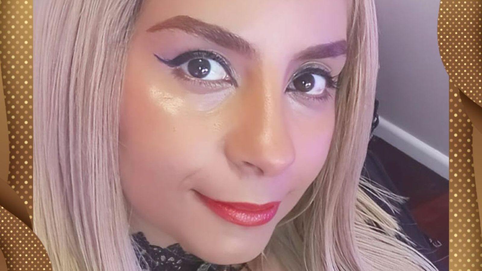 LareineCleo erotic portrait