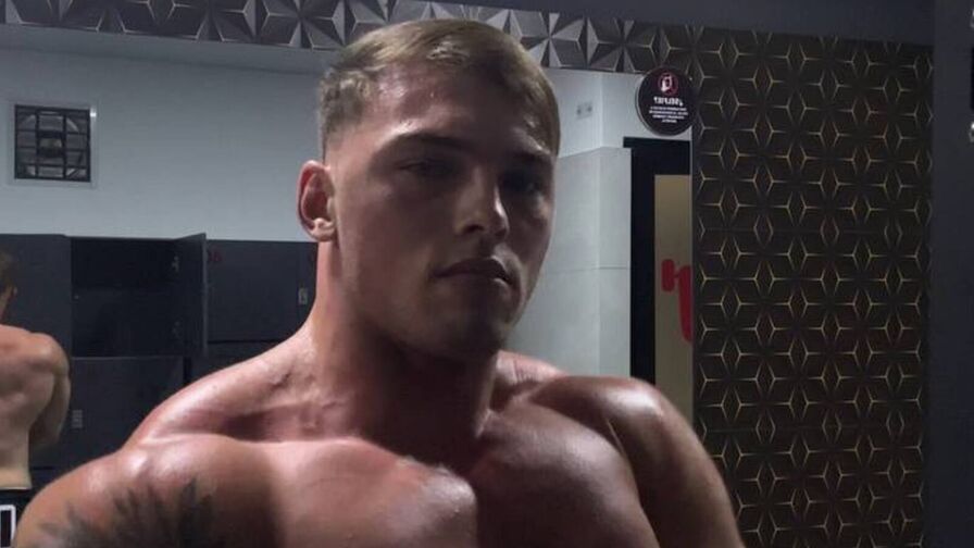 Watch MarkOlberg live on Fleur Mature