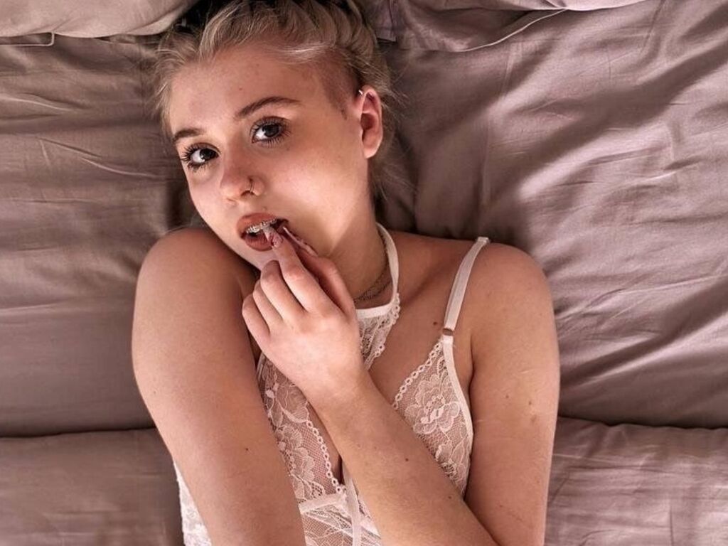 DarceySheffer webcam model