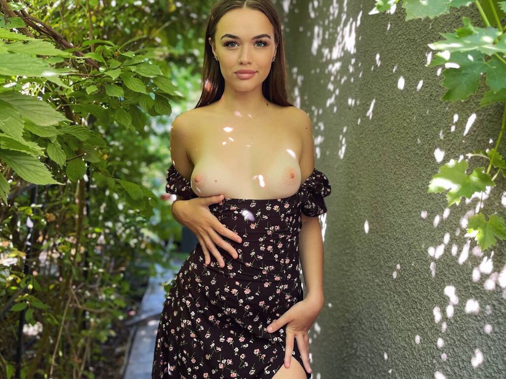GemmaSannder web cams big tits blowjob