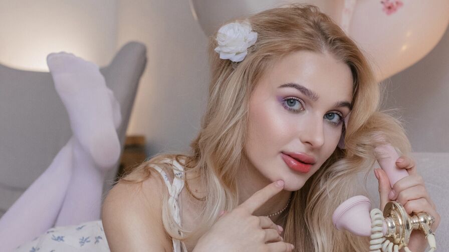 Watch DaisyGolden on CoolMagazineOnline.com
