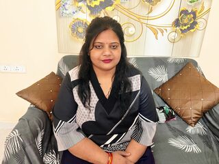 AlisCurve is a webcam model from Unknown Country age 35