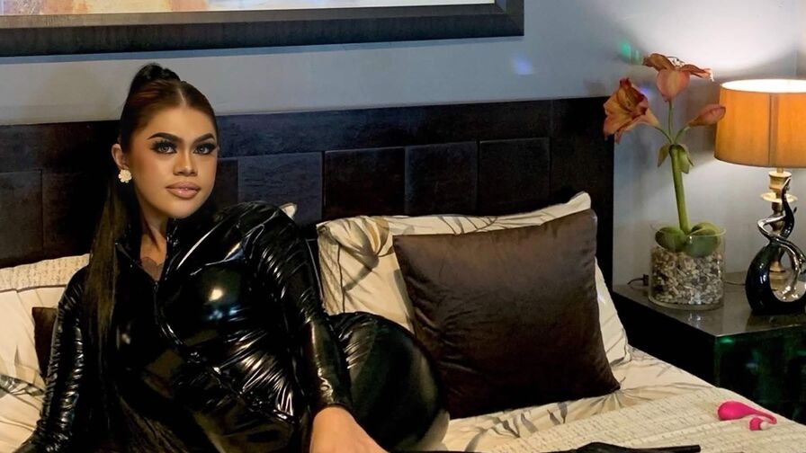 Watch TrishaCohen live on shemalefreeporn.net