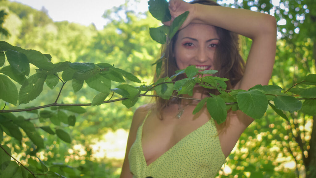 Watch SarraNoir live on cam at LiveJasmin