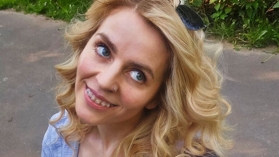 Watch JulietteKramer live on Sex Girls Blend