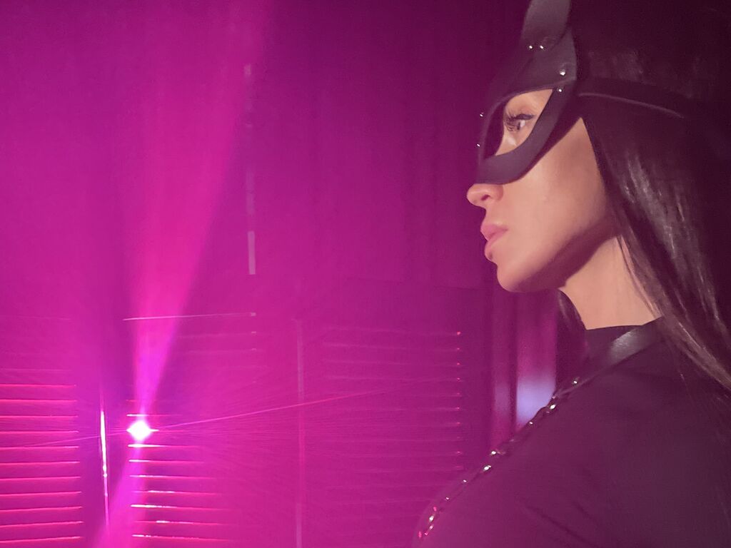 Try the steaming hot stripper LeilaNyman as she's massaging her figure LeilaNyman from LiveJasmin