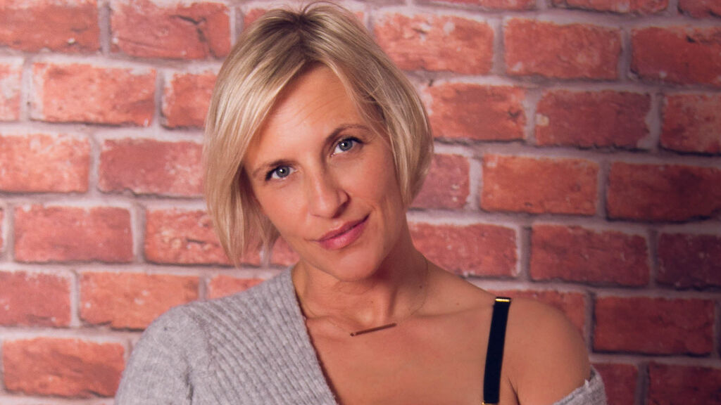 Live Chat with TinaRubia on LiveJasmin
