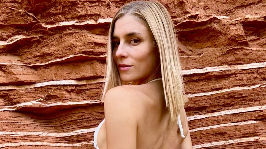 Watch EmmaFae live on Fleur Mature