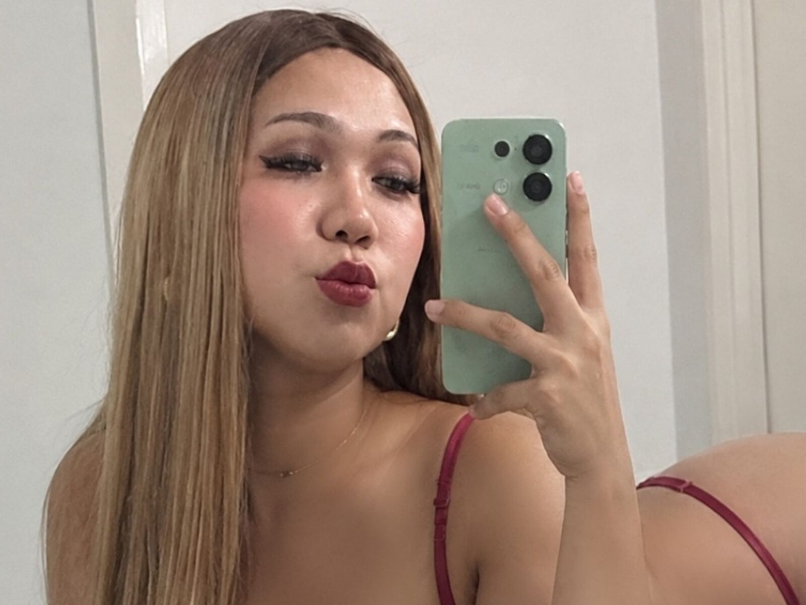 Live cam for MeganDelara