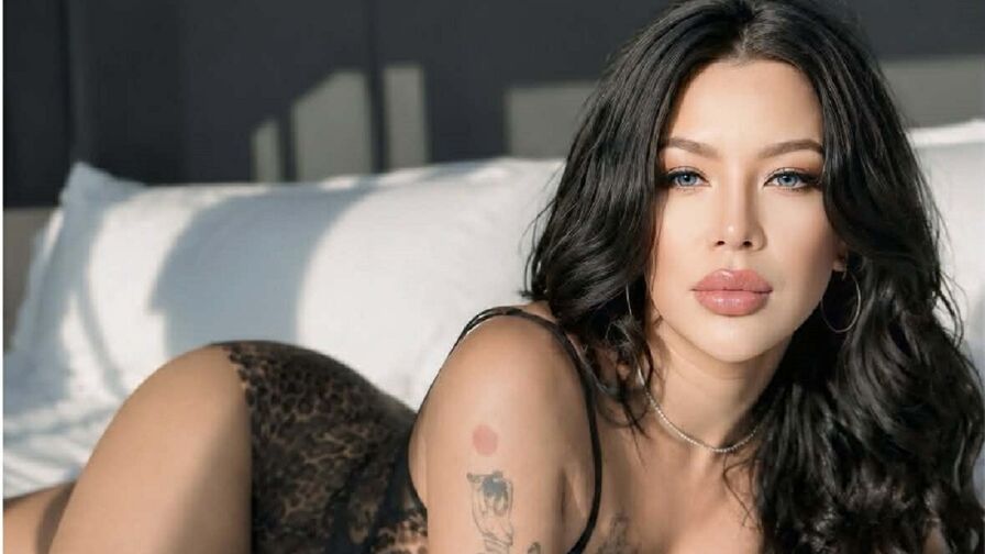 Watch AnnaMedina live on Sex Zoom