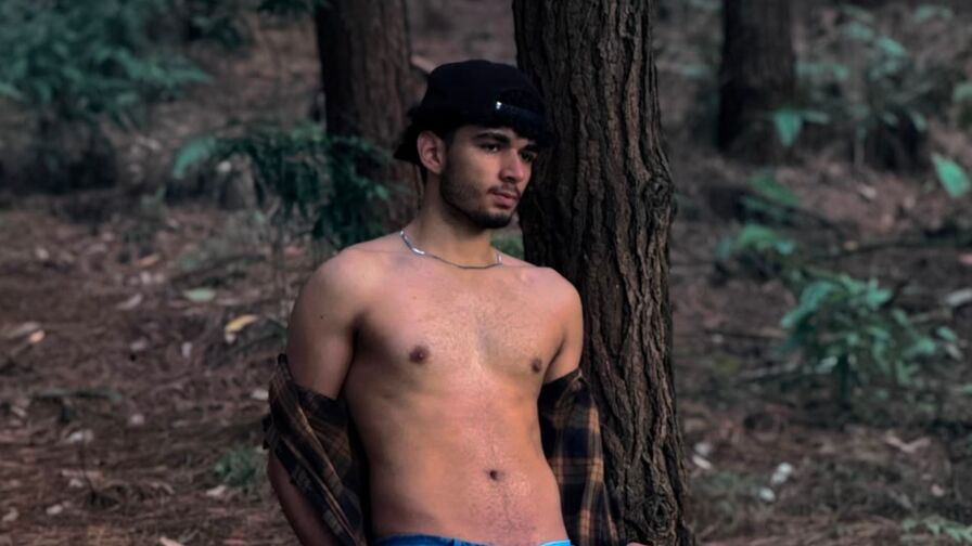 Watch LucasTompson live on Hotmaturetubes